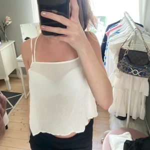 Hm linne - Fint linne från hm, säljer då den inte kommer till användning längre, fint med en vit bh under eller en vit brallett, jätte snygg till ett par jeans! Banden är ej justerbara, har dragit ner bh banden på bilden så alla band på bilden är linnets band