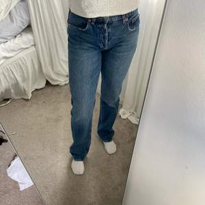 Säljer dessa super fina jeans ifrån zara i stolek 38 då dom tyvärr inte kommer till användning  Mycket bra skick!  Pris: 160 köparen står för frakten! Betalning sker via Swish! Tveka inte att skriva vid frågor eller annat💕