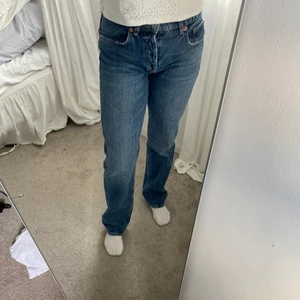 Jeans  - Säljer dessa super fina jeans ifrån zara i stolek 38 då dom tyvärr inte kommer till användning  Mycket bra skick!  Pris: 160 köparen står för frakten! Betalning sker via Swish! Tveka inte att skriva vid frågor eller annat💕