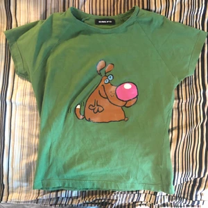 T-shirt med hundtryck - söt tröja med tryck både bak och fram. Köpt secondhand, i nyskick. Snygg till lågmidjade byxor! Det står ingen storlek men gissar på S, men den är stretchig. Frakt tillkommer 