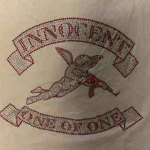 VIT ONE OF ONE T-SHIRT - Vit One Of One t-shirt med ”innocent angel” trycket på ryggen! Strl Small😍👼🏼