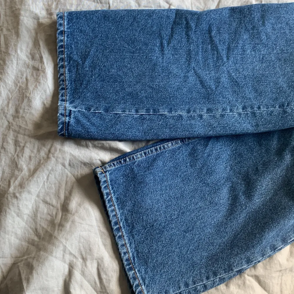 Säljer ett par blå jeans från H&M som är i bra skick. Dessa är köpte för cirka ett år sedan💞Jeansen är lite korta på mig som är cirka 170 lång. Storleken på plagget är 34. Jeans & Byxor.