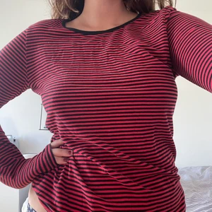 Randig långärmad!  - Långärmad tröja med röda och svarta ränder! 🌷storleken står ej men skulle uppskatta till en M!