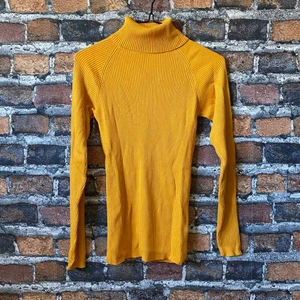 Gul polotröja - En jättefin gul polotröja från Cubus. I fint skick. För fler bilder eller mått kontakta mig 😊 Frakt sker via PostNord spårbart 57 kr 📦