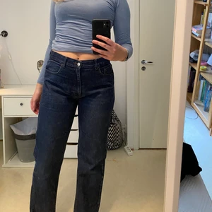 Långa jeans  - Snygga och långa mörkblåa jeans. Hög midja (lite för stora för mig) och sitter bra i rumpan och benen. Bra skick och kvalitet