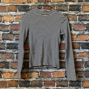 Svartvit randig polotröja - En fin randig tröja från Monki. I fint skick. För fler bilder eller mått kontakta mig 🙌 Frakt sker via PostNord spårbart 51 kr 📦