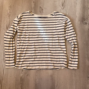 H&M tröja strl M - Gammal tröja från H&M använd men i fint skick. Köparen står för frakten.