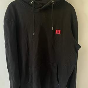 En svart hoodie från LES DEUX i storlek S