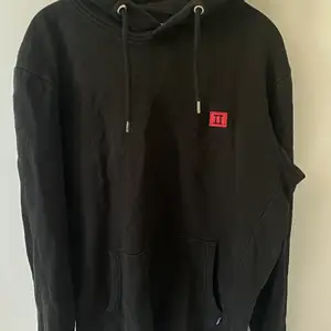En svart hoodie från LES DEUX i storlek S