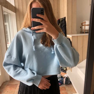 Hoodie - Superskön Hoodie som har blivit lite kort för mig. Har använt den några gånger men den är inte sluten någonstans. Skriv för frågor eller fler bilder!💕