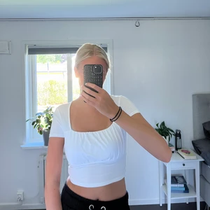 Topp - Gullig topp från ASOS som har blivit för liten för mig. Använd ett fåtal gånger så i fint skick🫶🏼