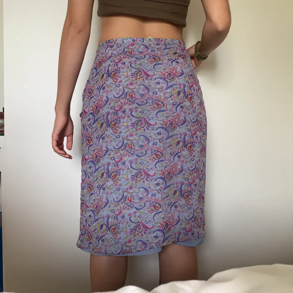 Selling this vintage Edward skirt made of 100% silk. Very lovely skirt for summer in medium length. . Skjortor.