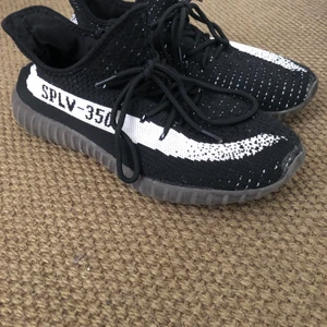 Yeezy boost 350 v2 oreo - Vet inte om det e riktiga eller fejk eftrsom jag fick dem säljer dem därför för 250 kr men pris kan diskuteras. Skick 7/10 framsidan ser lite tråkig ut, skicka dm för fler bilder på dem. Sköna och läta är det och de e snygga