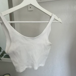 Vitt kroppat linne  - Gulligt kroppat linne från Gina tricot🤍