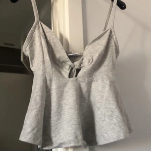 3 toppar - Säljer 3 toppar tillsammans då jag ska flytta och vill bli av med saker så snabbt som möjligt, alla i bra skick.  För fler bilder är det bara att skriva☺️ Går att ta bort plagg om man inte vill ha allt mot en liten prissänkning☺️