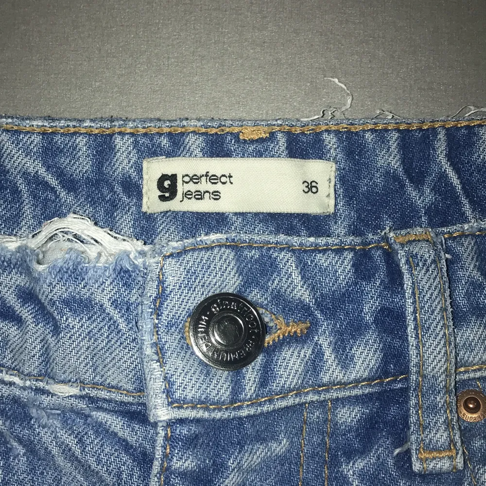 Jätte fina jeans från Gina trick som är väl använda,men tyvär har blivit för små midjan och använd inte lika mycket längre.       . Jeans & Byxor.
