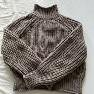 Stickad tröja - Säljer denna tröja för att jag inte använder den och har bara använt den någon gång. 