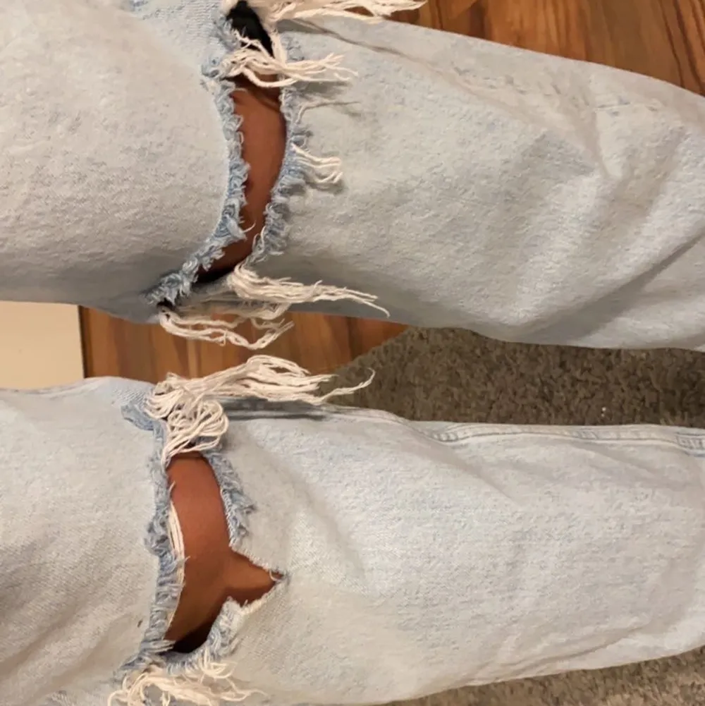 Säljer dessa blåa jeansen som är från Gina!💕 dom har används 2-3 gånger bara, säljer för att dom ej kommer till användning längre💖 storlek 34💞. Jeans & Byxor.