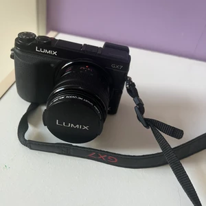 Videokamera - Svinbra kamera för te.x vloggning.  Ingen användning för den och skulle behöva pengarna!  Ett extra batteri + laddare ingår. 