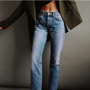 Zara Jeans strl 34 - Säljer dessa supersnygga mid Rise/ straight leg jeans från zara. De är väl använda men ändå i väldigt bra skick. Köparen står för frakt