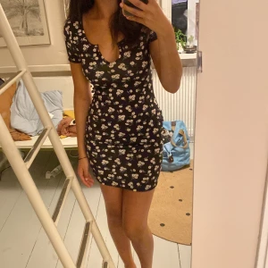 SHEIN klänning -  Denna fina klänningen kommer från shein och har nästan aldrig blivit andvänd. Storleken är S/36