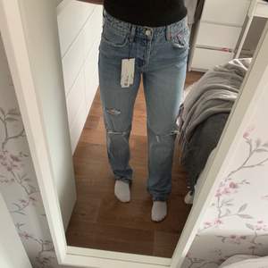 Helt oanvända zara jeans med lappen kvar. Säljer då de aldrig kommit till användning tyvärr. Storlek 40 men passar mig som vanligtvis har 38👌🏼💕 köparen står för frakt💞