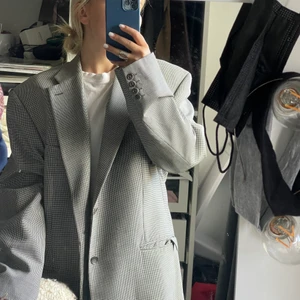Blazer - Jättesnygg blazer! Väldigt stor och oversized! Passar vem som beroende på hur man vill att den ska sitta. 