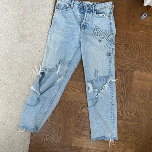Slitna jeans  - Slitna jeans med målat tryck. Säljer pga flytt utomlands. Går att få paketpris om man köper flera plagg, frakt ingår inte