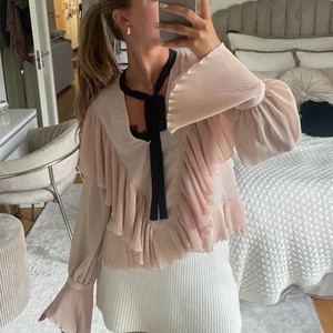 Blus  - Söt blus från hm conscious exclusive kollektion. Jättesöt och skicket är toppen!