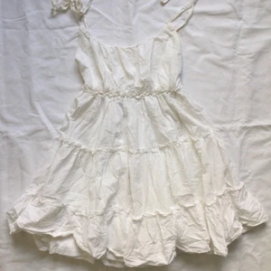 Vit klänning - Söt vit klänning med volym i volanger, ser superfint ut på, passar till XS-S