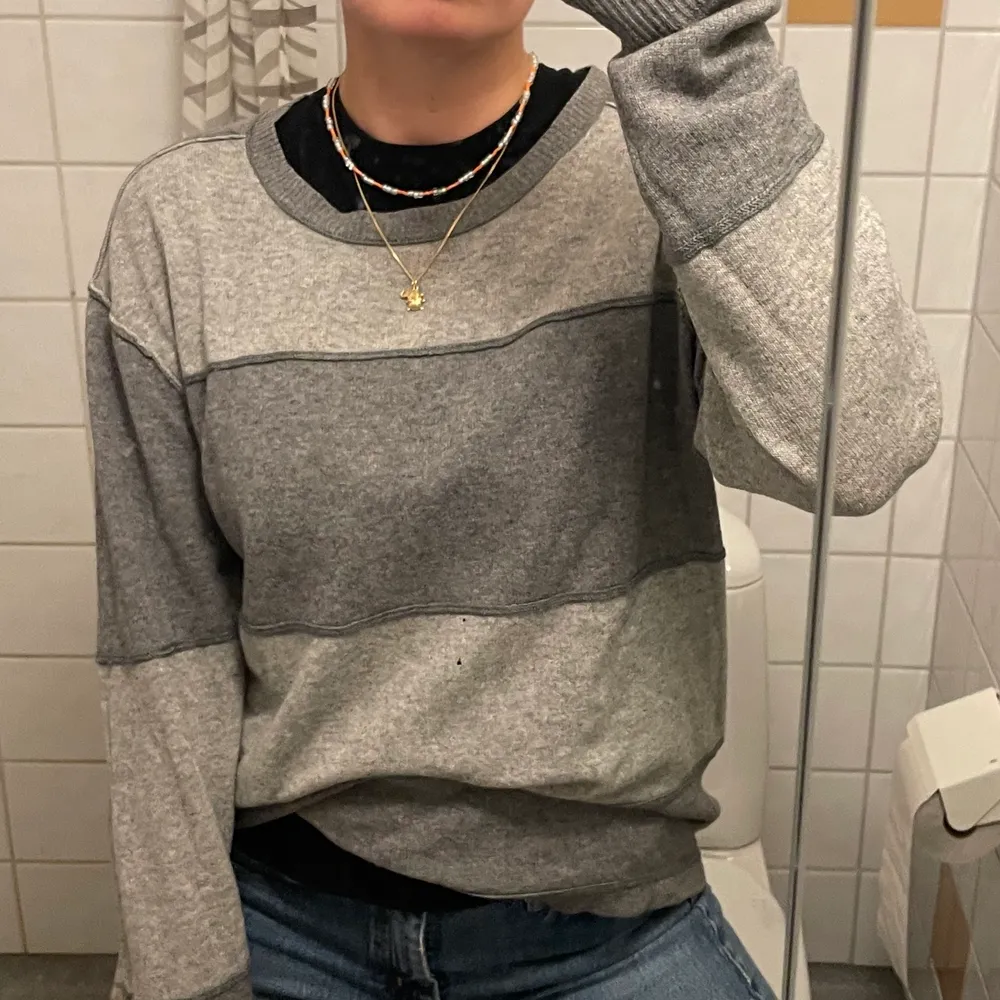 Jätte fin acne-tröja (stockholmsstil/ lite over size) som jag måste sälja då jag flyttar! 💕 högsta bud vinner . Stickat.