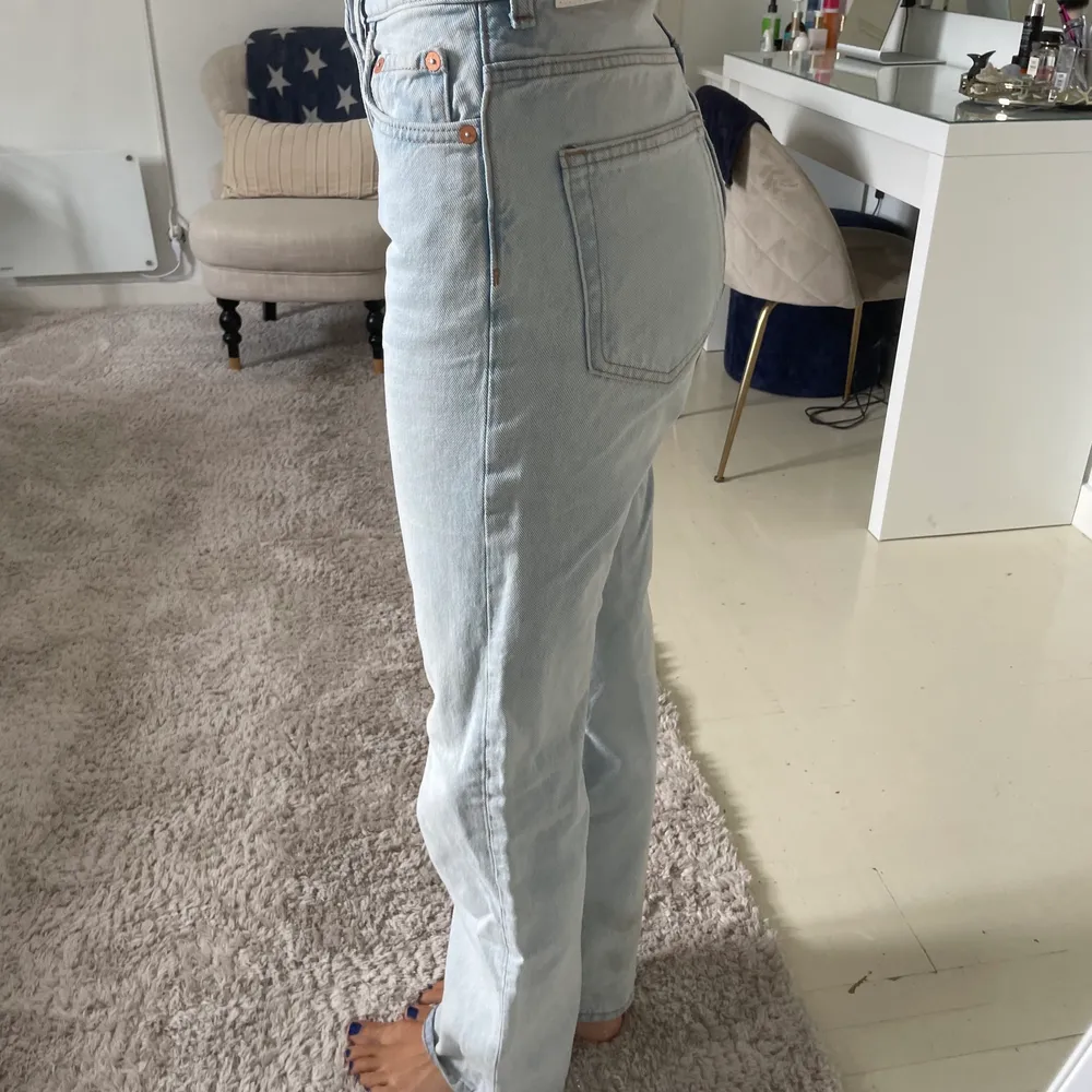 Superfina jeans från weekday i modellen voyage. Sitter som zara jeansen som är populära just nu I stort sett aldrig använda. Benen är perfekt lång för mig som är 175 cm. Jeans & Byxor.