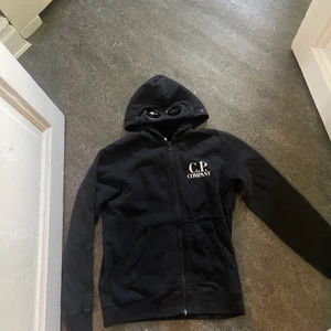 C.P Company  - Väldigt bra skick, och inte använd mycket. QR kod finns för äkthetsbevis.