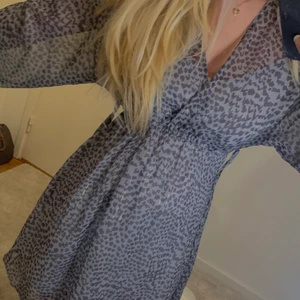 Grå klänning - Grå kort klänning med djurmönster