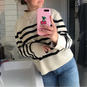 Tröja - Säljer denna sjukt snygga randiga tröja från  ginatricot i stl S(köpt på Plick) Passar perfekt nu till skolstarten. Säljer för 130kr+frakt❤️❤️