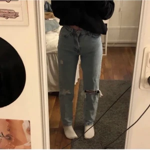 håliga mid Rise jeans - (lånad bild) blåa jätte fina håliga mid Rise jeans från Gina Tricot, köpta för 599kr !!!❤️❤️ andvända 1 gång. TRYCK INTE PÅ KÖP NU !!!! priset är ej inkl frakt. stl 34 men passar även någon med stl 32.