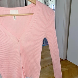 Rosa stickad kofta - Rosa stickad kofta från hm. Använd 1 gång