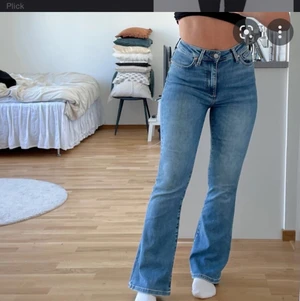 Bikbok - Modellen heter Peachy flare o de köptes för 599 kr. Lånade bilder. Kan kanske bytas mot en större storlek eller andra jeans som är köpta för runt samma pris.