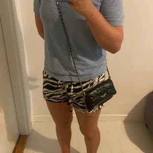 Zadig nano bag - Detta är en Zadig Voltaire väska som är i mycket bra skick. Svart snygg väska med coola stjärnor som detalj. Säljer pga den inte har kommit till användning .Väskan är minsta storlek, nano. Denna väska säljs inte längre, orginal pris var 2500kr💗 