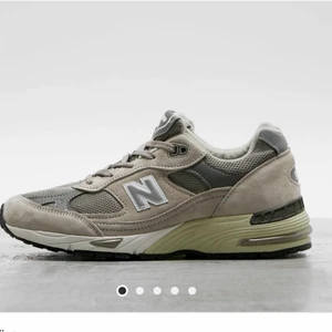 New Balance sneakers - New balance i nyskick! Verkligen så snygga men har tyvärr ej kommit till användning, endast använda tre gånger! Då dem knappt är använda är priset dyrare med tanke på att nypris låg på 2400kr!   (Lånade bilder, skriv i chatt för mer bilder)