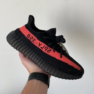 adidas Yeezy Boost 350 V2 Red Stripe - Helt nya Size EU 42