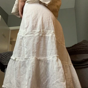 Vit långkjol  - Super snygg & inne vit långkjol med fina detaljer.🤩 Köpt på hm men går ej att köpa längre. Knappt använd i nyskick.❤️‍🔥 