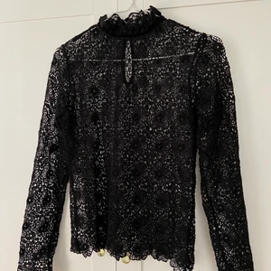 Spetsblus - En jättefin spetsblus från BikBok i storlek XS.