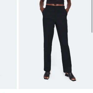 Bikbok kostymbyxor - Säljer mina älskade svarta kostymbyxor från bikbok, modell Vilma i storlek 36. Säljer pga att de blivit lite små. De är bra i längden på mig som är 174🌟🌟 köparen står för frakten