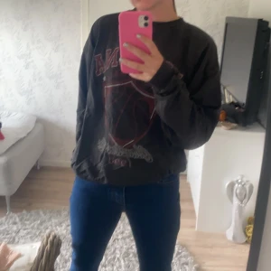Sweatshirt - Sweatshirt köpt på ASOS. Oversize och skulle passa allt från xs-m