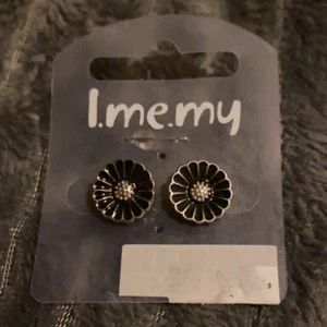 Oanvända blomster örhängen - Jättesöta örhängen som jag aldrig använt eftersom jag inte har hål i öronen. Vet inte vad det är för material ❤️