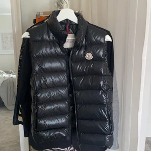 Moncler väst - Säljer min jättefina äkta väst från moncler. Den används dåligt & hoppas på att den kan användas på ett bättre sätt! Inga skråmor på den, jättefint skick