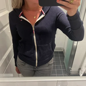 Marinblå zip up - Köptes på Tommy hilfiger i usa men sparsamt använd❤️Perfekt till hösten