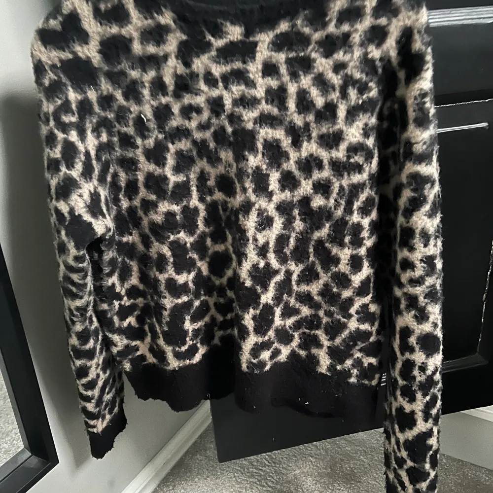 Fin stickad leopard tröja från NAKD💕. Tröjor & Koftor.