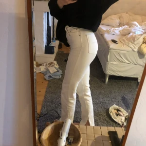 Jeans - Vita jeans knappt använda , jag är 173, brukar ha storlekar xs -s